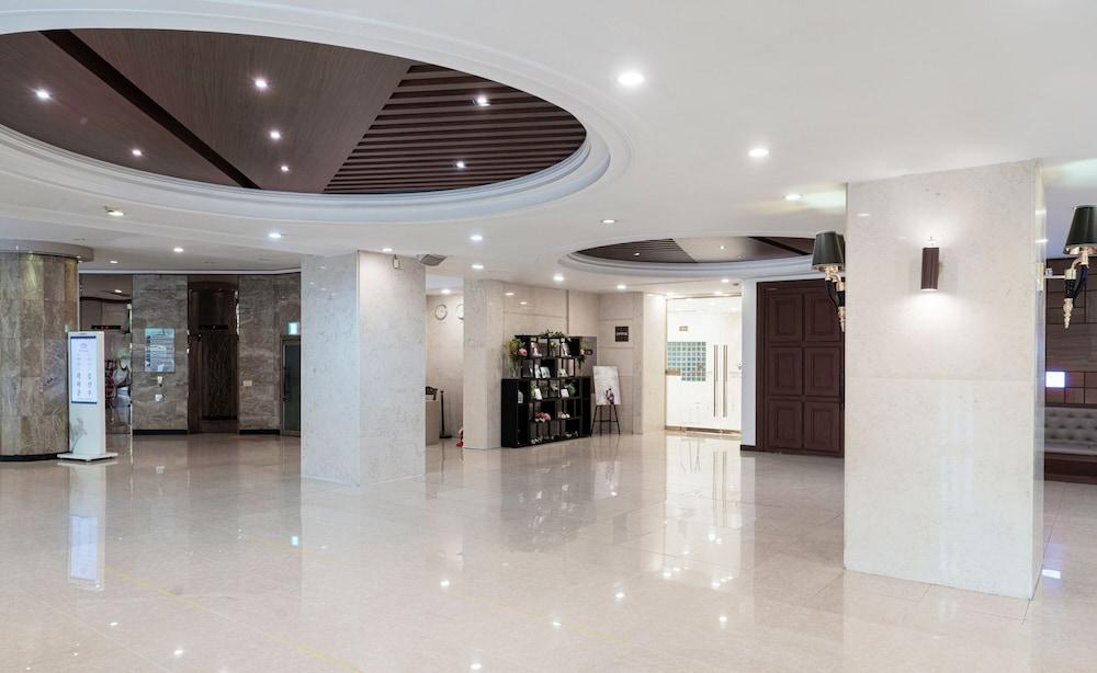 Itaewon Crown Hotel Seoul Exterior photo