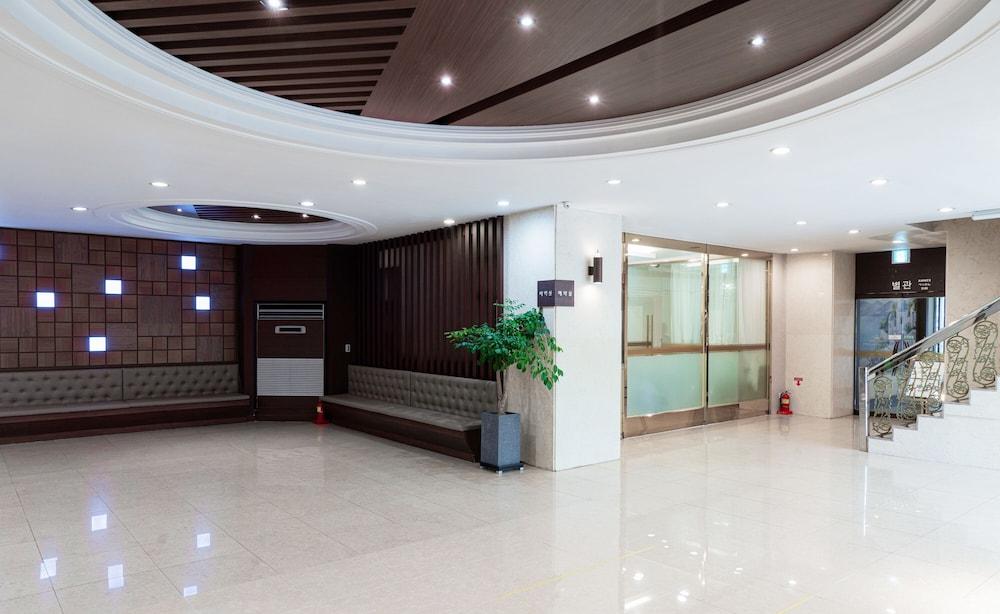 Itaewon Crown Hotel Seoul Exterior photo
