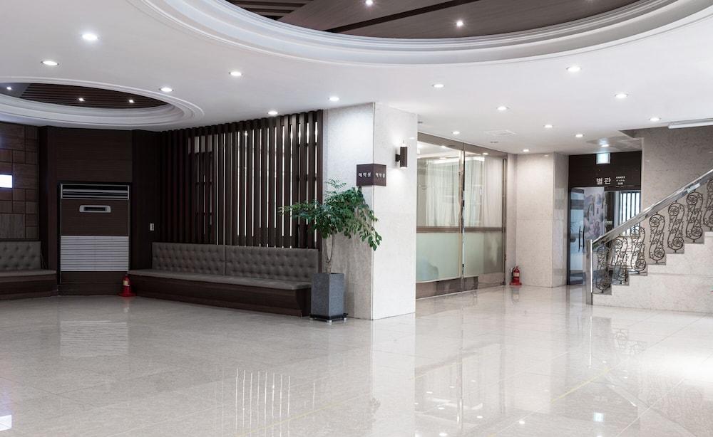 Itaewon Crown Hotel Seoul Exterior photo