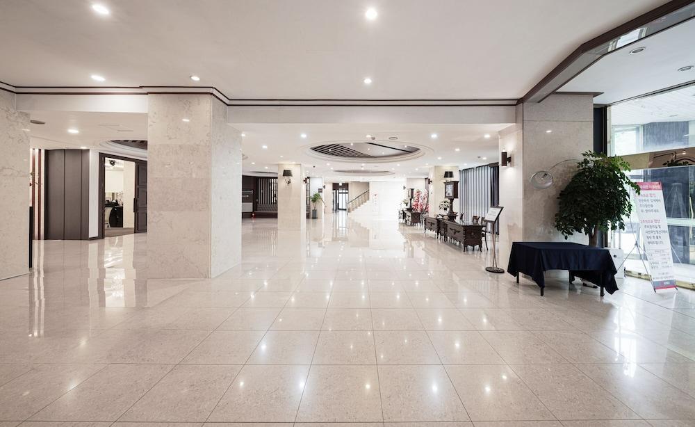 Itaewon Crown Hotel Seoul Exterior photo