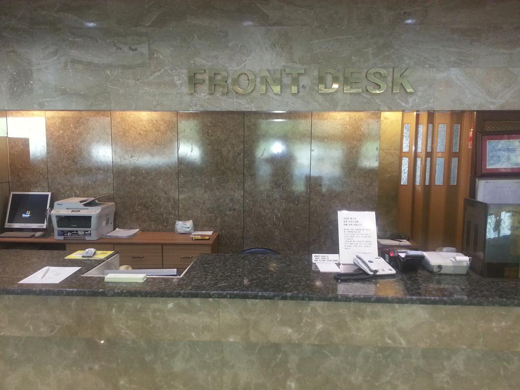 Itaewon Crown Hotel Seoul Exterior photo